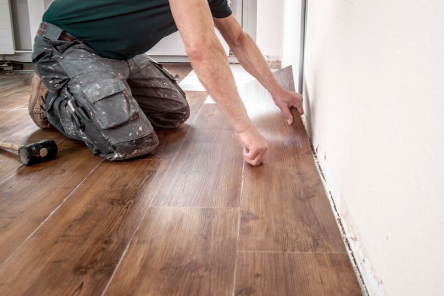 Instalación profesional de suelo laminado y tarima flotante en vivienda de Fuenlabrada