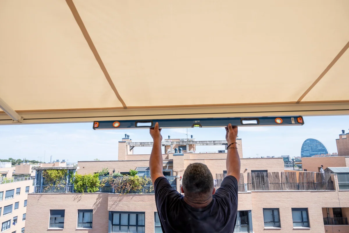Montaje de toldo vertical cortavientos en terraza en el Ensanche, Alcalá de Henares