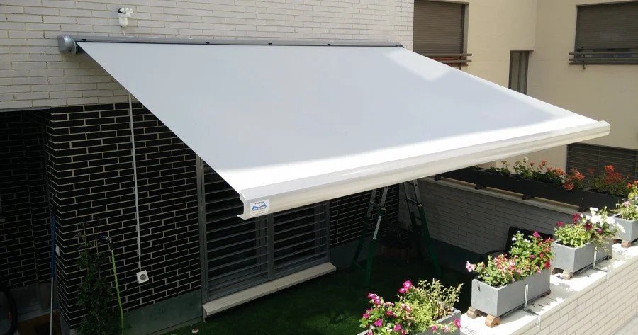 Instalación de toldo cofre motorizado en terraza de piso en el barrio de El Viso, Distrito de Chamartín