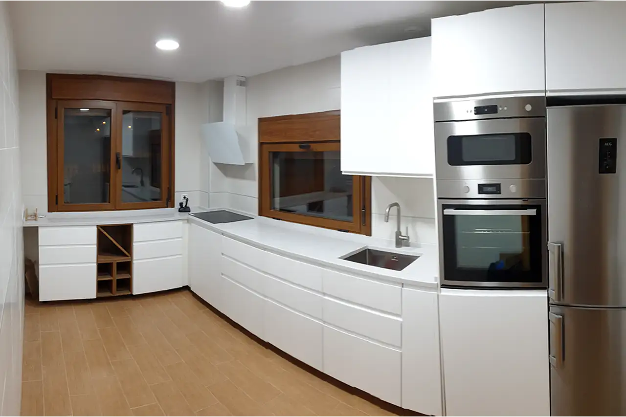 Montaje profesional de cocina en vivienda cerca de Vinateros y Pavones, Moratalaz, Madrid
