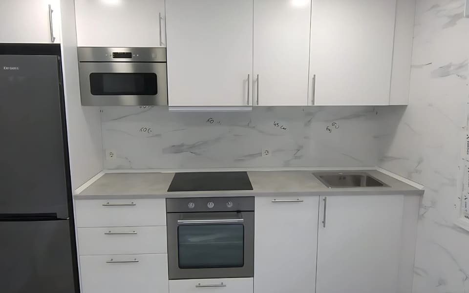 Montaje profesional de cocina moderna en una vivienda de Nuevo Tres Cantos cerca del Parque Tecnológico de Madrid
