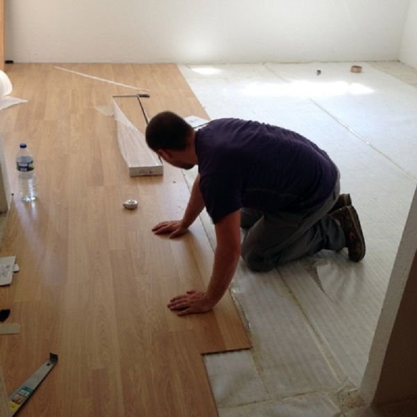 Instalación profesional de suelo laminado y tarima flotante en piso señorial de Chamberí, Madrid