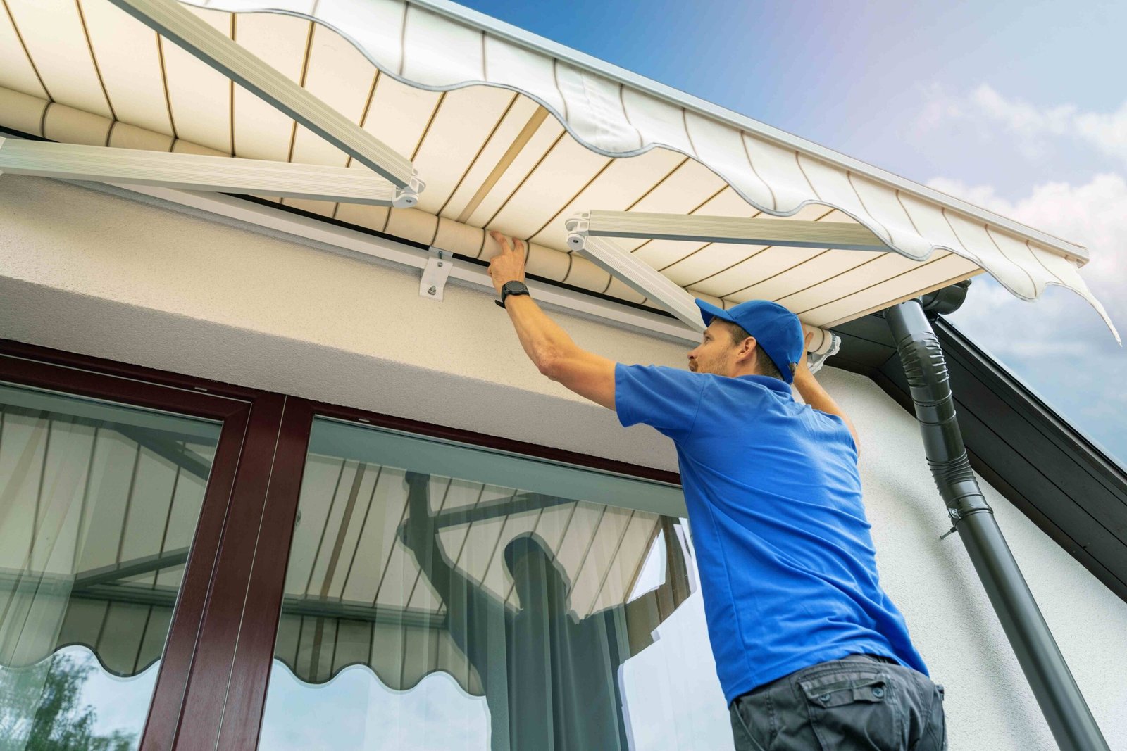 Instalación de pérgola bioclimática y toldo cofre motorizado en chalet unifamiliar en Majadahonda Madrid