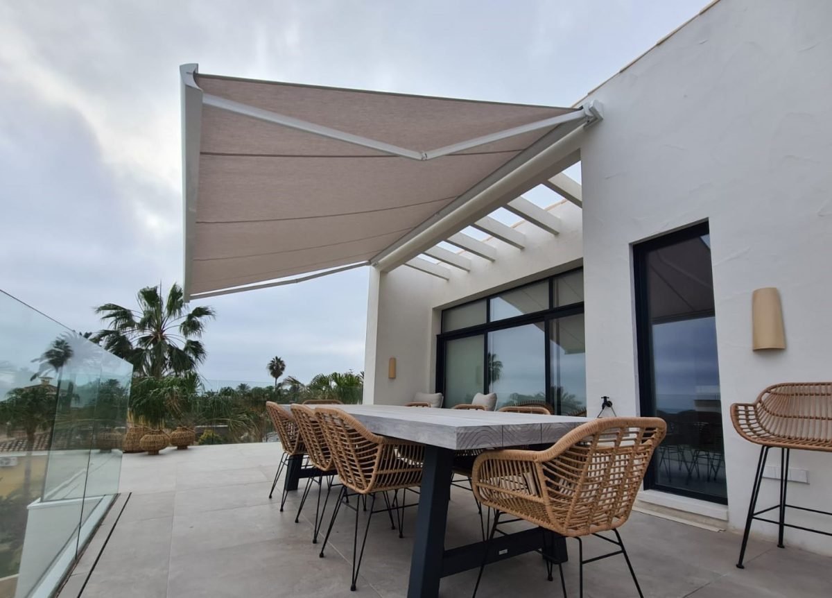 Instalación de pérgola bioclimática y toldo cofre motorizado en terraza en el distrito de Moratalaz, Madrid