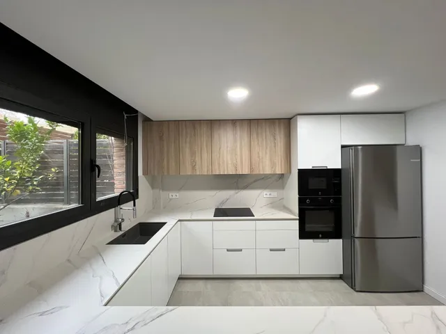 Montaje profesional de cocina en vivienda de Barrio del Puerto, Coslada