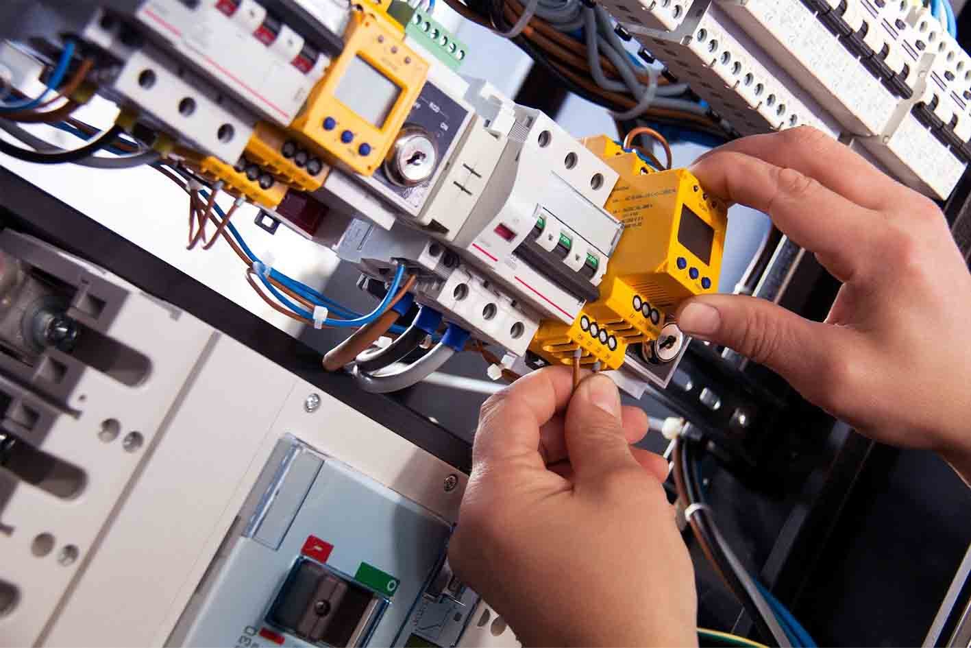 Electricista profesional realizando una instalación eléctrica en Madrid